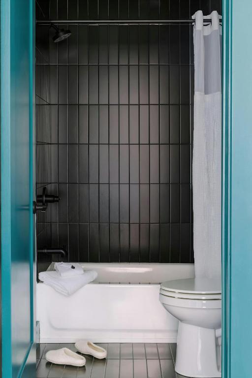 Ein Badezimmer in der Unterkunft Sonder by Marriott Bonvoy The Schaeffer Apartments French Quarter