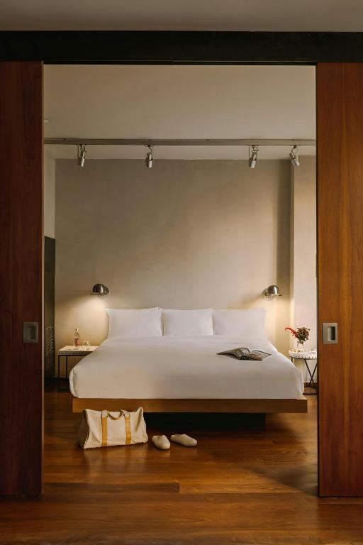 Postel nebo postele na pokoji v ubytování Chambers Hotel Central Park South, Sonder by Marriott Bonvoy
