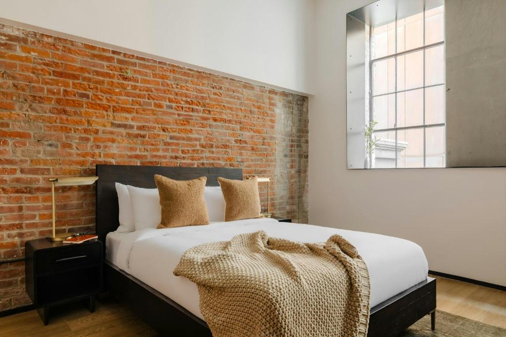 Postel nebo postele na pokoji v ubytování Sonder by Marriott Bonvoy RailSpur Apartments Pioneer Square