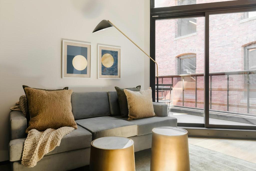 Posezení v ubytování Sonder by Marriott Bonvoy RailSpur Apartments Pioneer Square