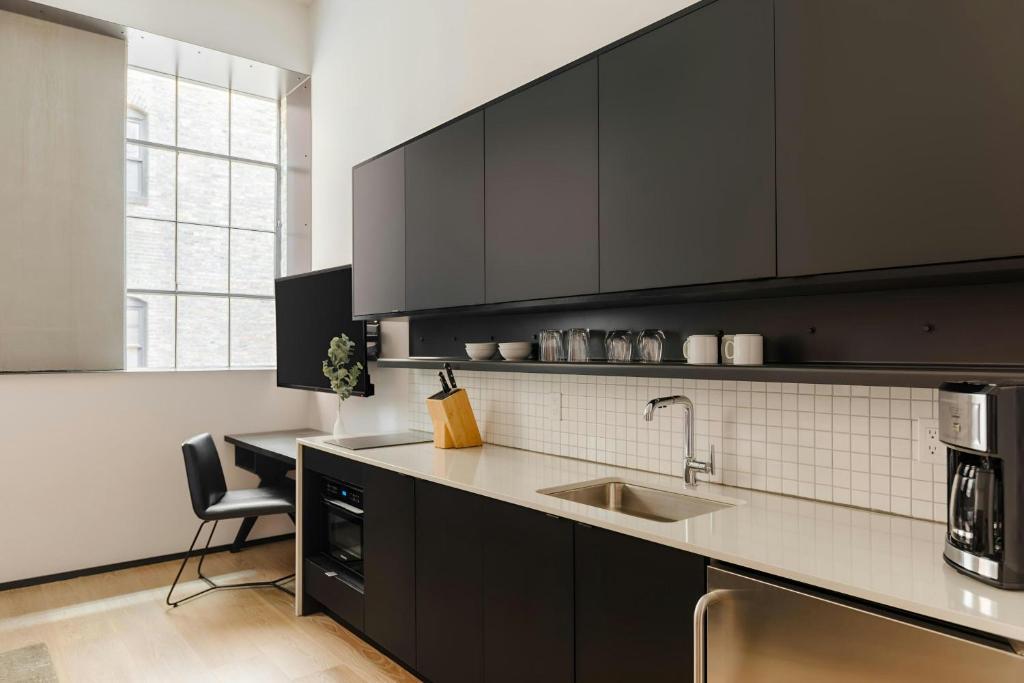 Kuchyň nebo kuchyňský kout v ubytování Sonder by Marriott Bonvoy RailSpur Apartments Pioneer Square