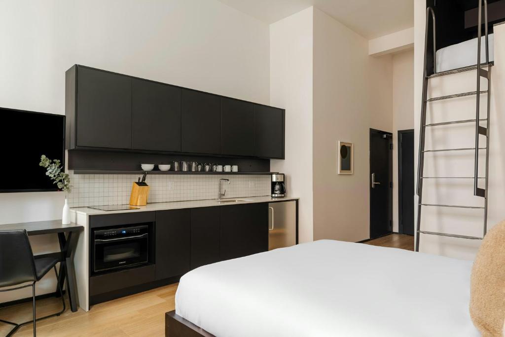 Kuchyň nebo kuchyňský kout v ubytování Sonder by Marriott Bonvoy RailSpur Apartments Pioneer Square