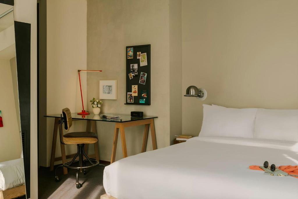 Postel nebo postele na pokoji v ubytování Chambers Hotel Central Park South, Sonder by Marriott Bonvoy