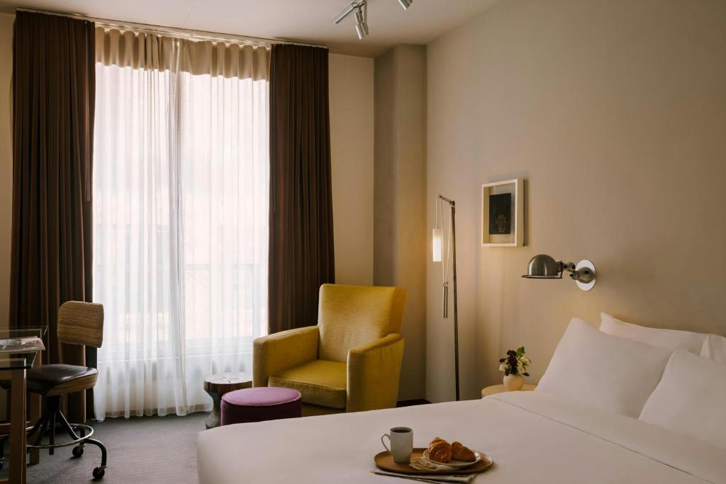 Postel nebo postele na pokoji v ubytování Chambers Hotel Central Park South, Sonder by Marriott Bonvoy