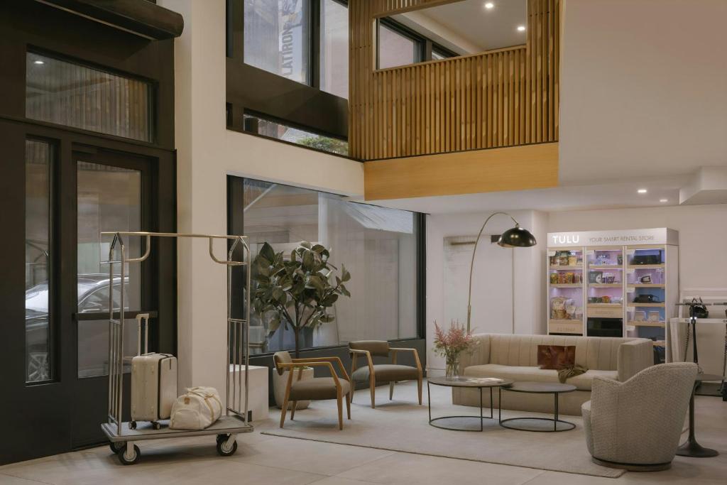 Uma área de estar em Flatiron Hotel, Sonder by Marriott Bonvoy