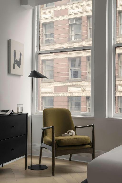 Uma área de estar em Flatiron Hotel, Sonder by Marriott Bonvoy
