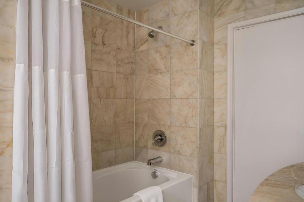 Um banheiro em Flatiron Hotel, Sonder by Marriott Bonvoy
