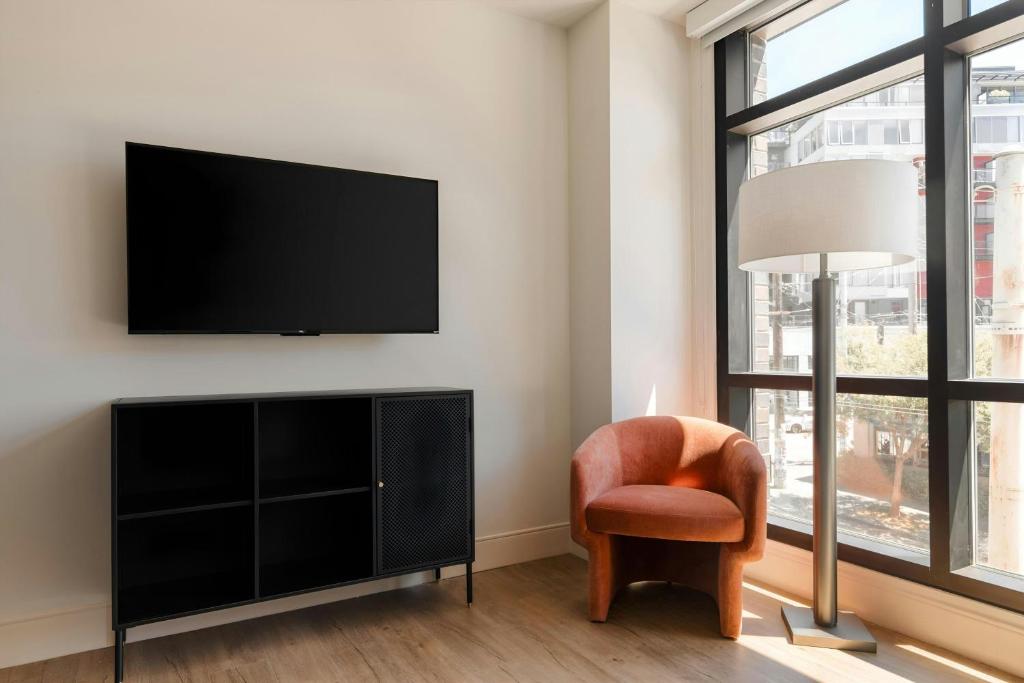 TV a/nebo společenská místnost v ubytování Sonder by Marriott Bonvoy Pivot Apartments Capitol Hill