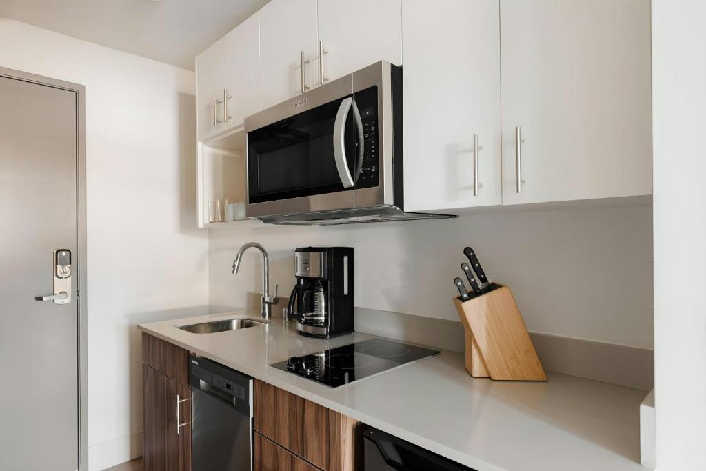 Kuchyň nebo kuchyňský kout v ubytování Sonder by Marriott Bonvoy Pivot Apartments Capitol Hill