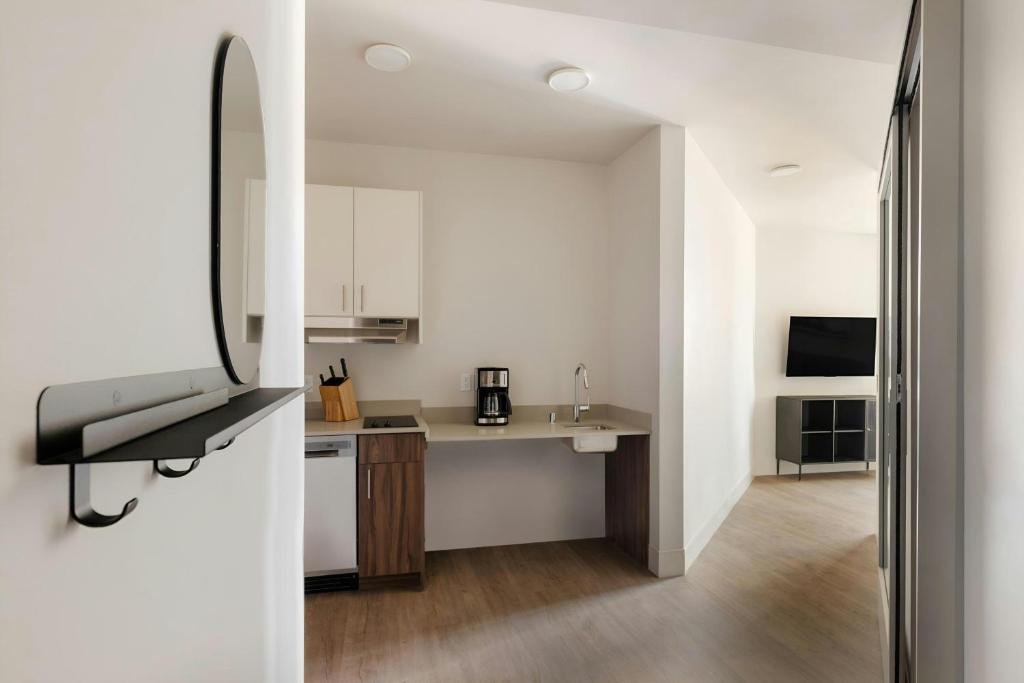 Kuchyň nebo kuchyňský kout v ubytování Sonder by Marriott Bonvoy Pivot Apartments Capitol Hill