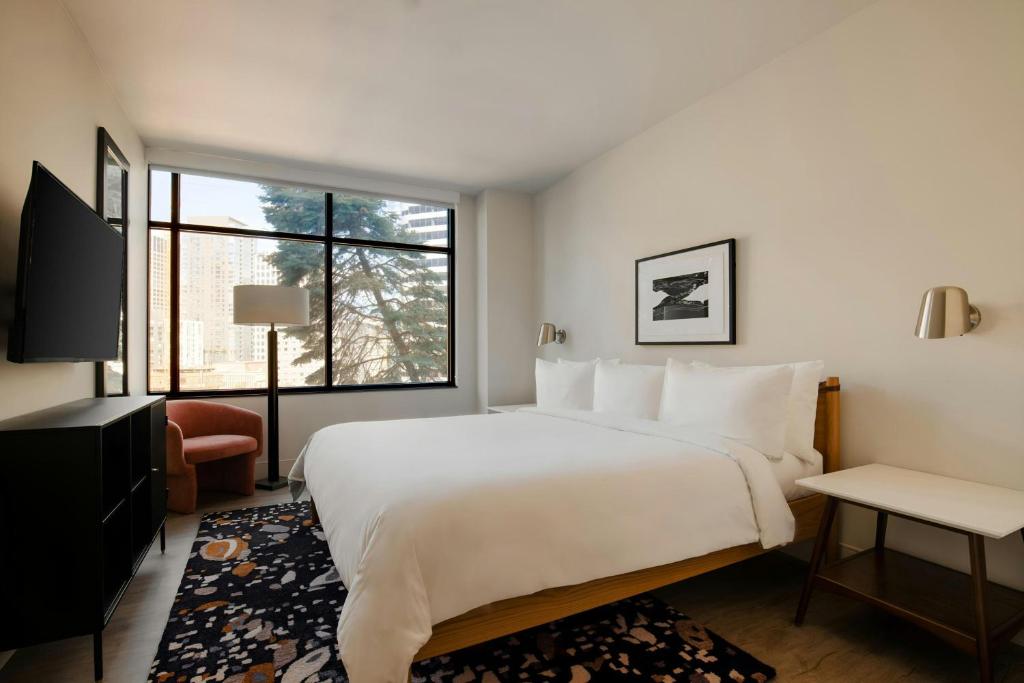 Postel nebo postele na pokoji v ubytování Sonder by Marriott Bonvoy Pivot Apartments Capitol Hill