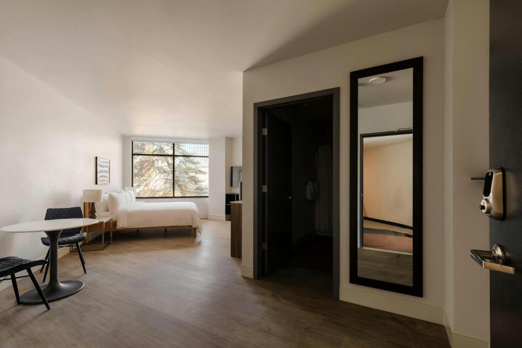 Postel nebo postele na pokoji v ubytování Sonder by Marriott Bonvoy Pivot Apartments Capitol Hill