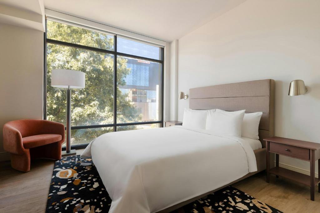 Postel nebo postele na pokoji v ubytování Sonder by Marriott Bonvoy Pivot Apartments Capitol Hill