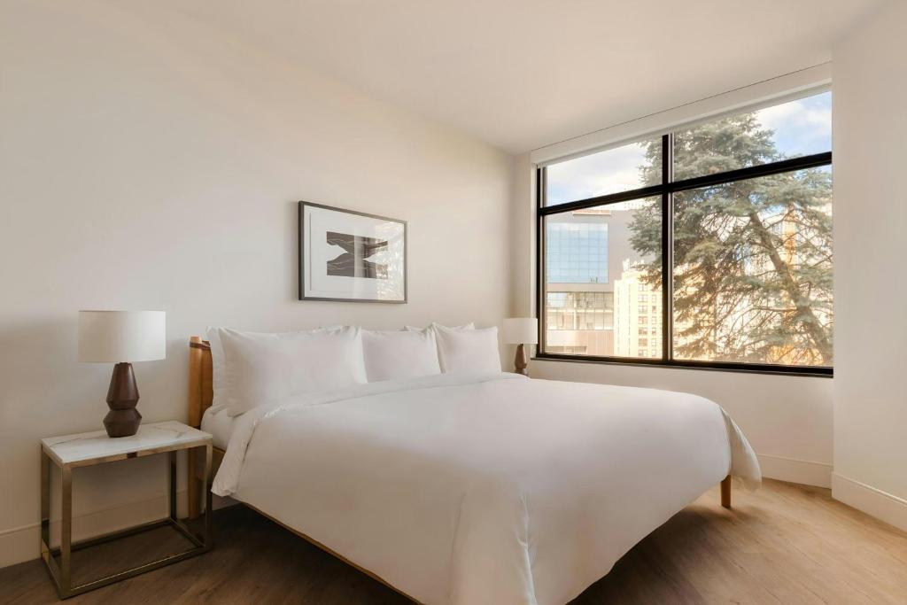 Postel nebo postele na pokoji v ubytování Sonder by Marriott Bonvoy Pivot Apartments Capitol Hill