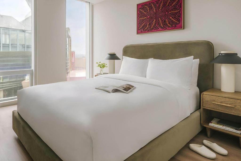 Voodi või voodid majutusasutuse Sonder by Marriott Bonvoy North Loop Green Apartments North Loop toas