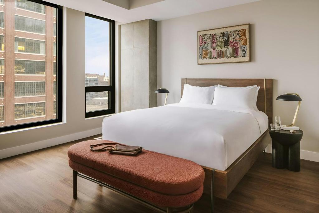 Voodi või voodid majutusasutuse Sonder by Marriott Bonvoy North Loop Green Apartments North Loop toas