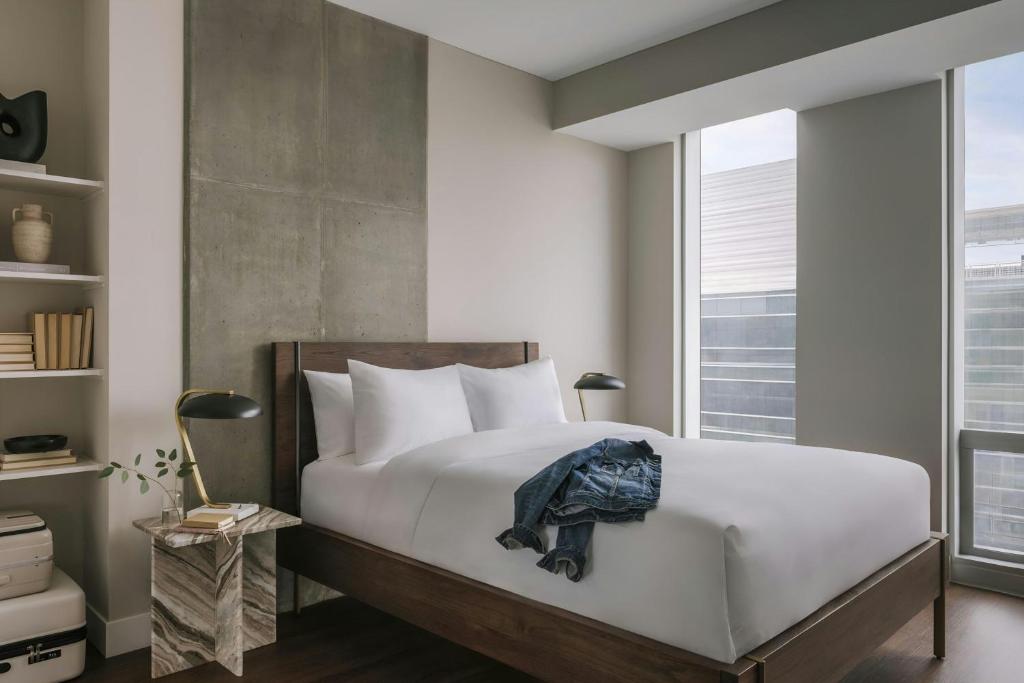 Voodi või voodid majutusasutuse Sonder by Marriott Bonvoy North Loop Green Apartments North Loop toas