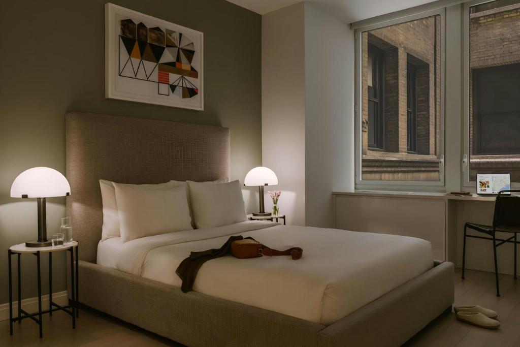 Postel nebo postele na pokoji v ubytování Sonder by Marriott Bonvoy Battery Park Apartments Financial District