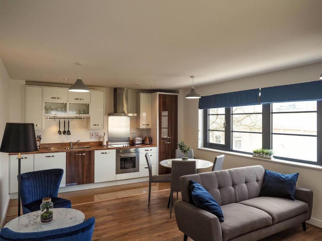 Modern 2 Bedroom Apartment in Central Farnborough - Housity