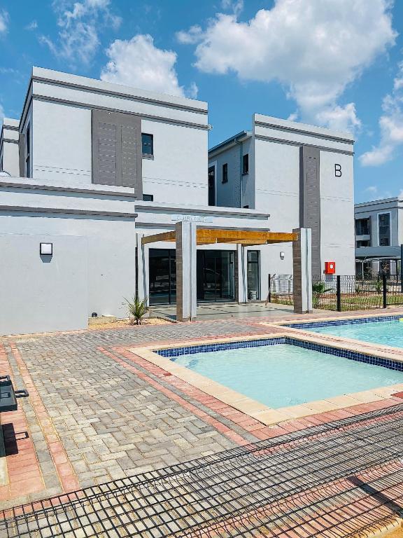 Piscina a First Apartments o a prop