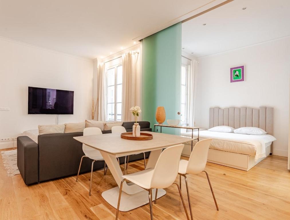 un salon avec une table et un canapé dans l'établissement Montorgueil Suite, à Paris