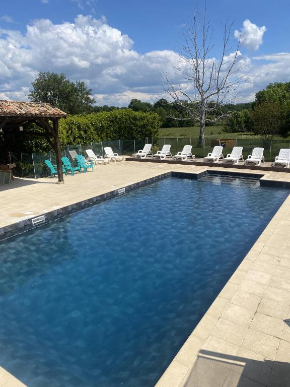 une piscine avec des chaises longues et un gazebo dans l'établissement Ensemble 7 gîtes avec Piscines 50 couchages, Les Naudines Cottages, à Gageac-et-Rouillac