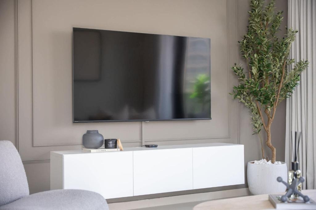 TV o dispositivi per l'intrattenimento presso Top Class 2BR with Burj Khalifa View in Downtown
