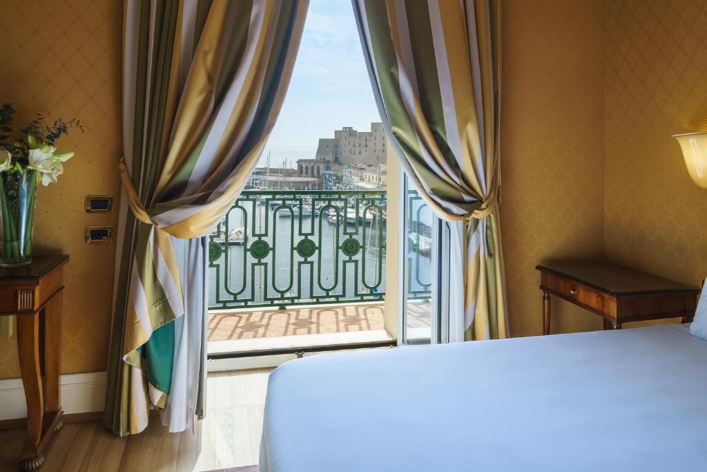 Postel nebo postele na pokoji v ubytování Eurostars Hotel Excelsior