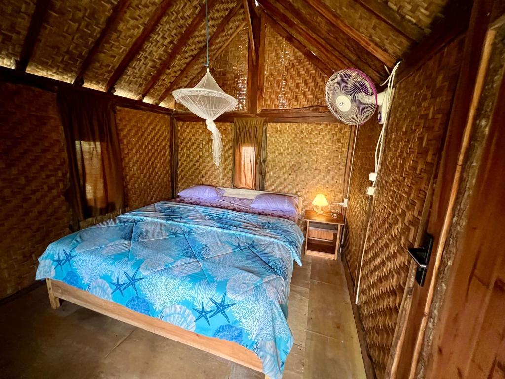 an overhead view of a bed in a room at padi bungalow in Tetebatu