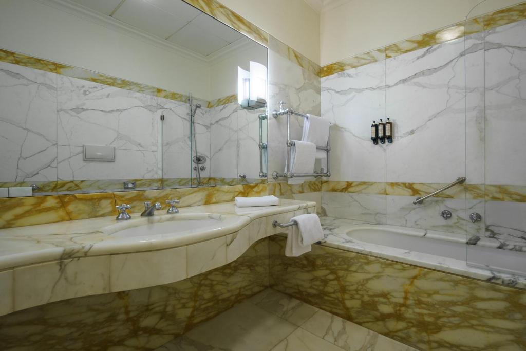 Eurostars Hotel Excelsior - Resim 7