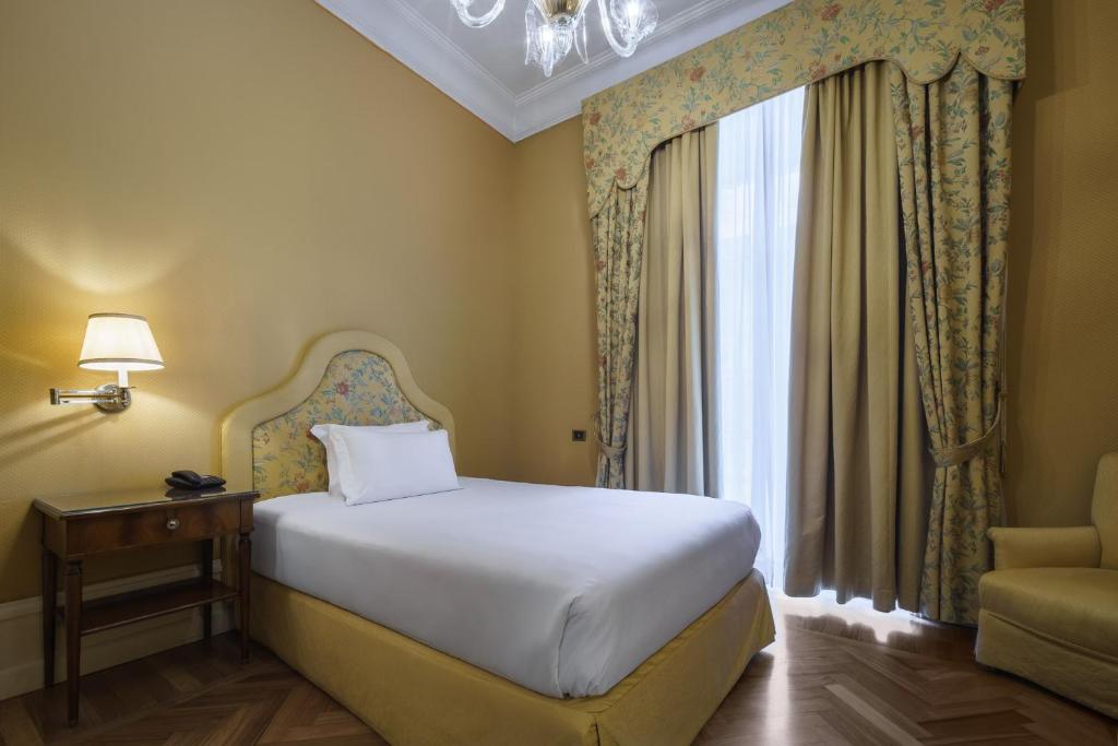 Postel nebo postele na pokoji v ubytování Eurostars Hotel Excelsior
