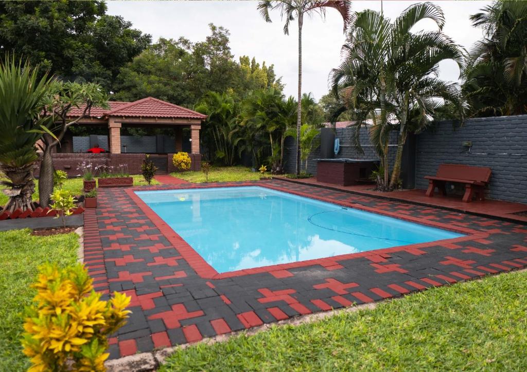 ファラボルワにあるViata Luxe Guesthouseの家の庭にあるプール