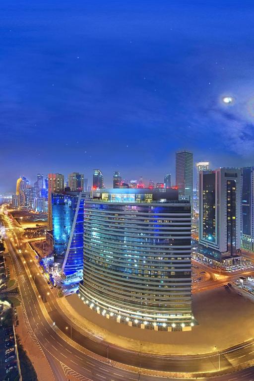 多哈White Square Curve Hotel & Suites的城市中一座大建筑