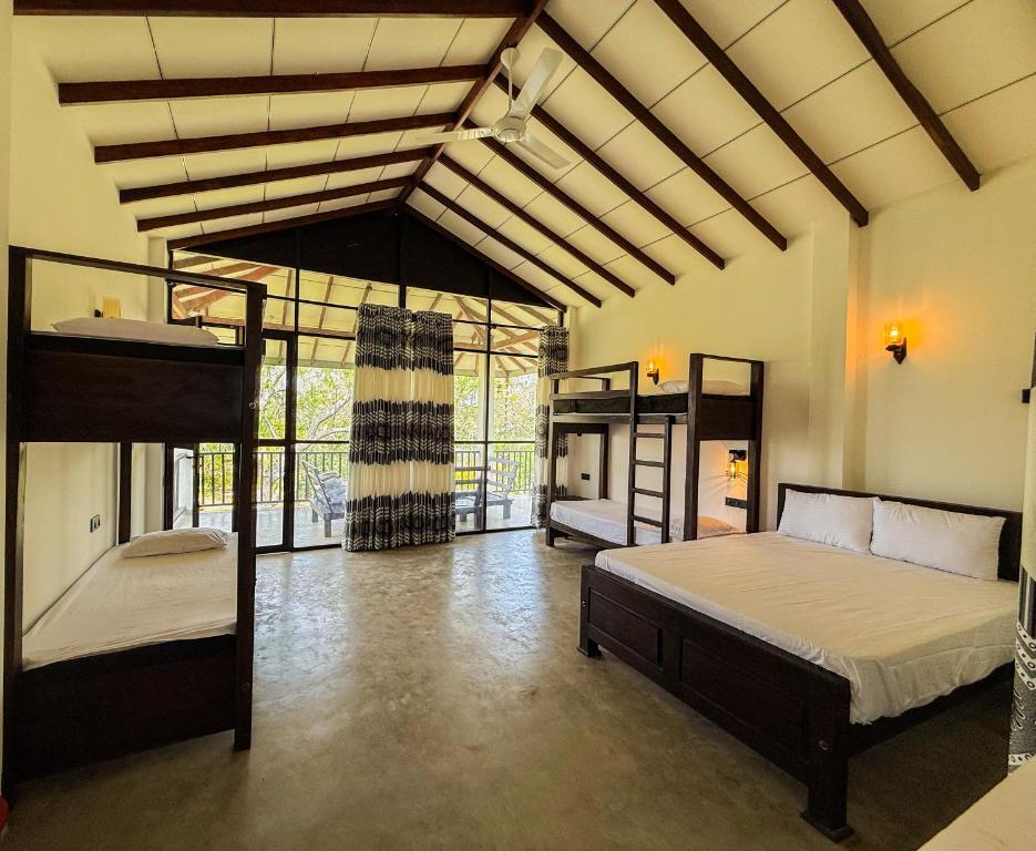 Postel nebo postele na pokoji v ubytování Go Yala Hostel