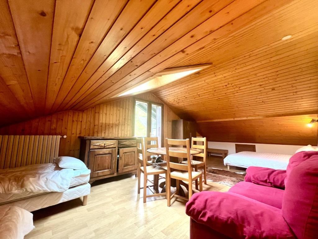 - une chambre avec un canapé et une table dans l'établissement Centrally Located Studio in Morzine Centre, à Morzine