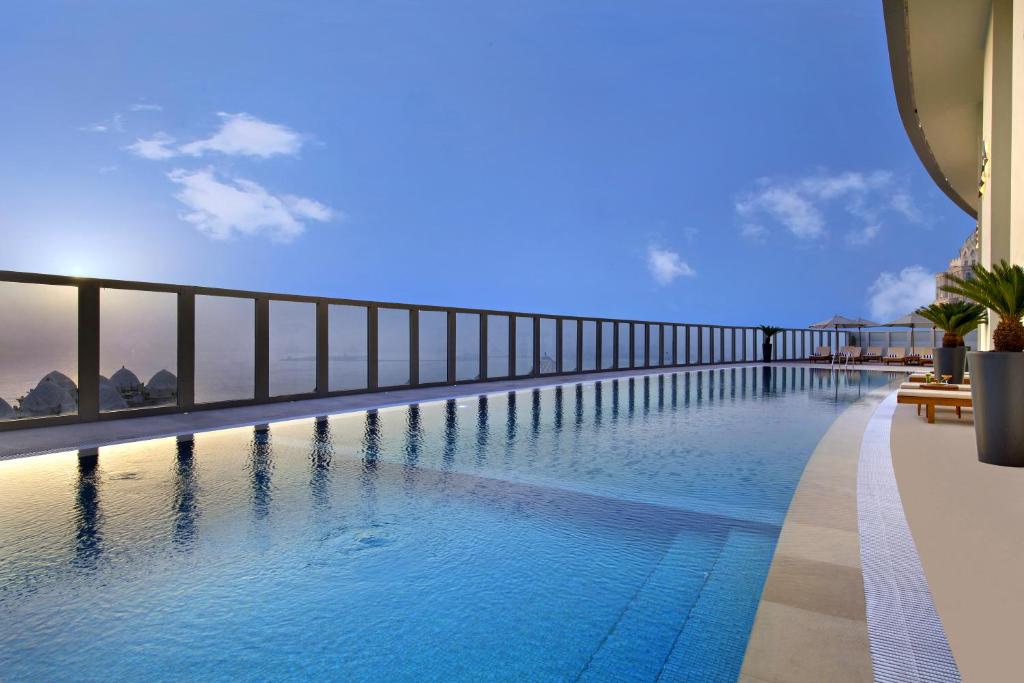 White Square Curve Hotel & Suites内部或周边的泳池