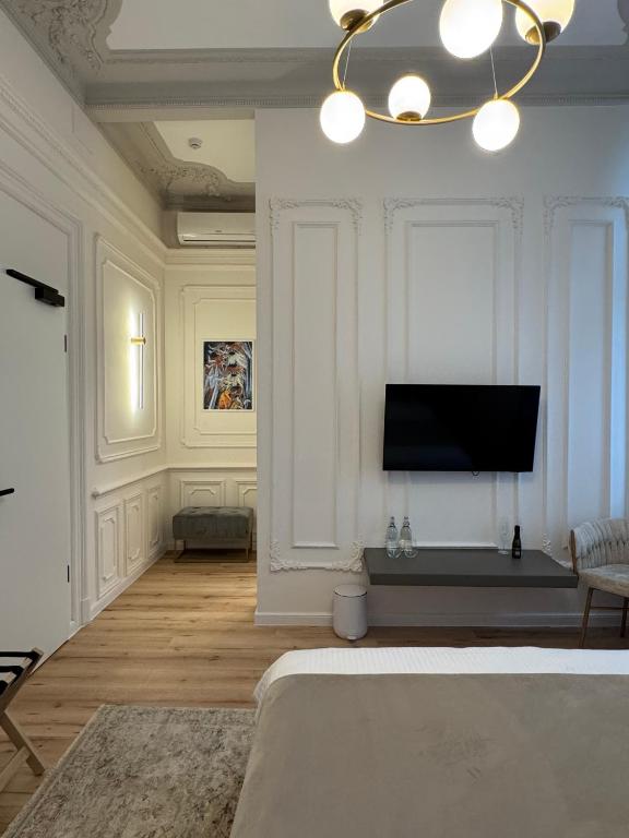 TV a/nebo společenská místnost v ubytování House4You - Praporgescu