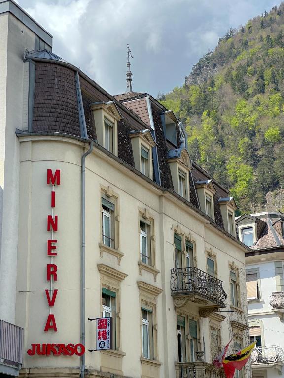 インターラーケンにあるHotel Harder Minervaの側面に看板がある建物