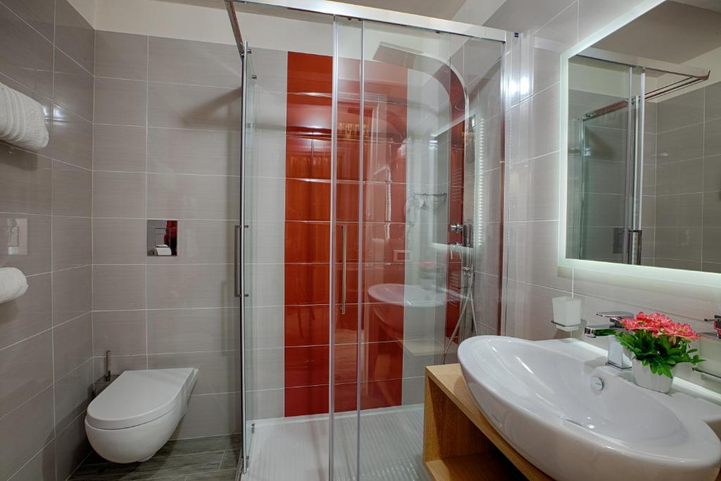 Koupelna v ubytování Hospitality Hotel
