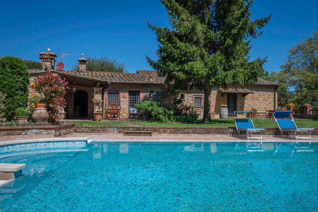 une maison avec une piscine devant une maison dans l'établissement Grace Home, Pool, Wifi, Gambassi Terme, à Gambassi Terme
