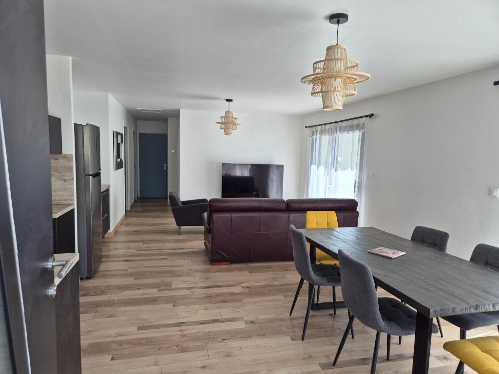 un salon avec une table et un canapé dans l'établissement La belle évasion, à Perros-Guirec