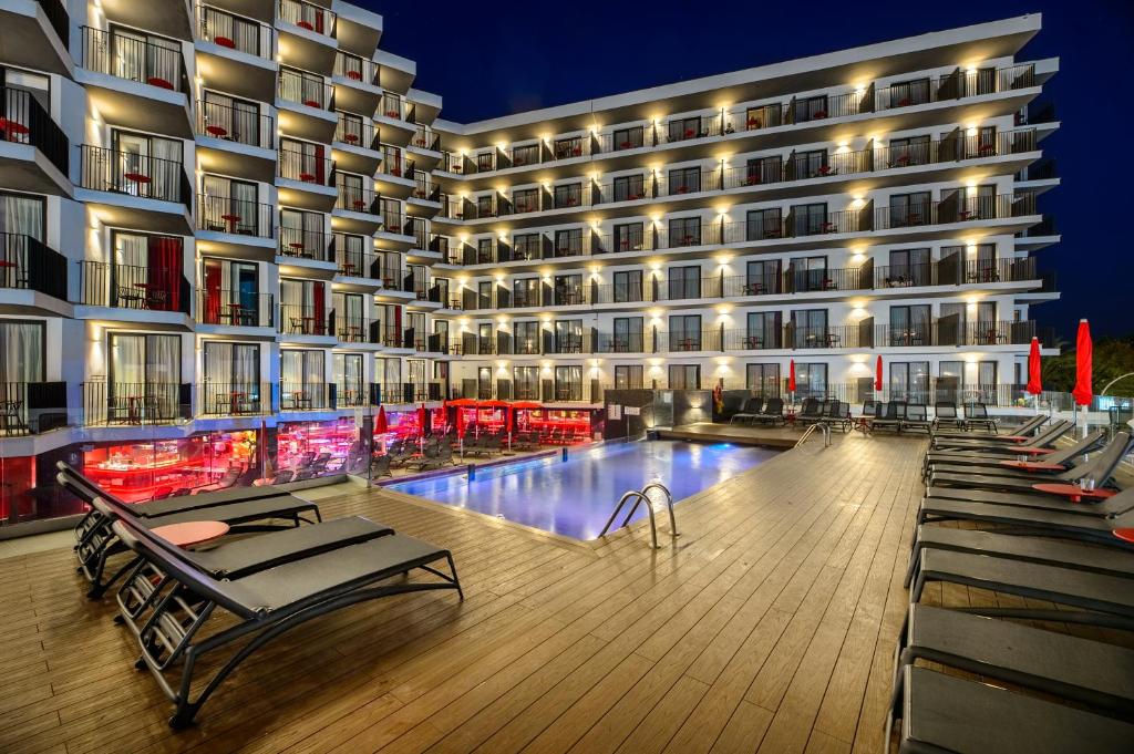hotel z basenem przed budynkiem w obiekcie Hotel Vibra District - Adults Only w mieście San Antonio