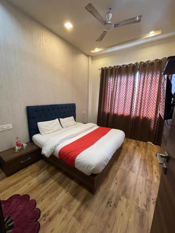 Postel nebo postele na pokoji v ubytování Savoy Inn
