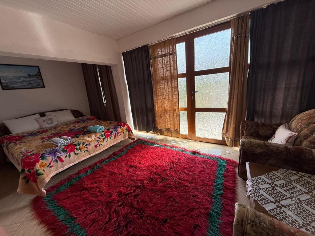Postel nebo postele na pokoji v ubytování Prespa`s Balcony Guesthouse