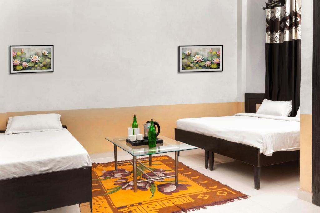 Postel nebo postele na pokoji v ubytování Hotel Sunrise Inn