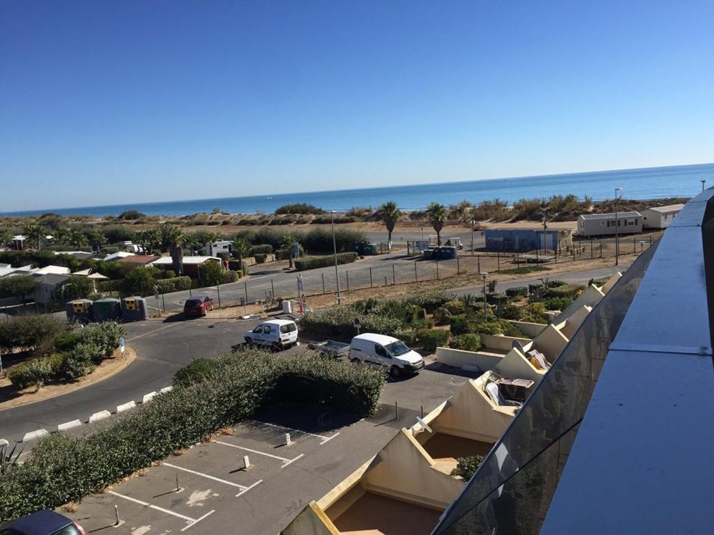 - une vue sur un parking à côté de l'océan dans l'établissement Studio Héliopolis L48 - 2 personnes, au Cap d'Agde