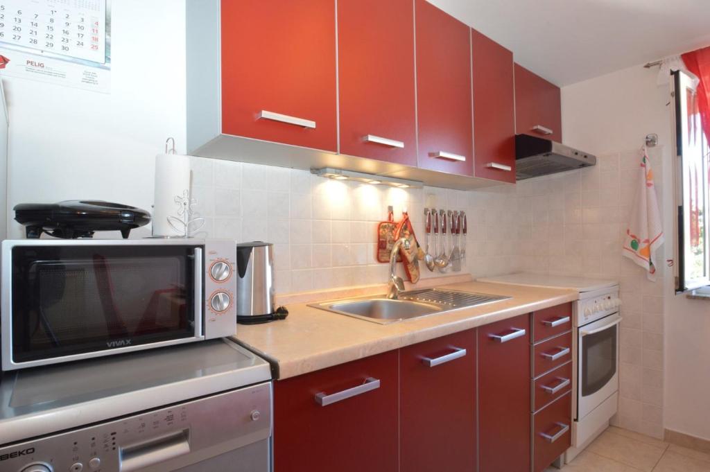Kuchyňa alebo kuchynka v ubytovaní House Orhideja