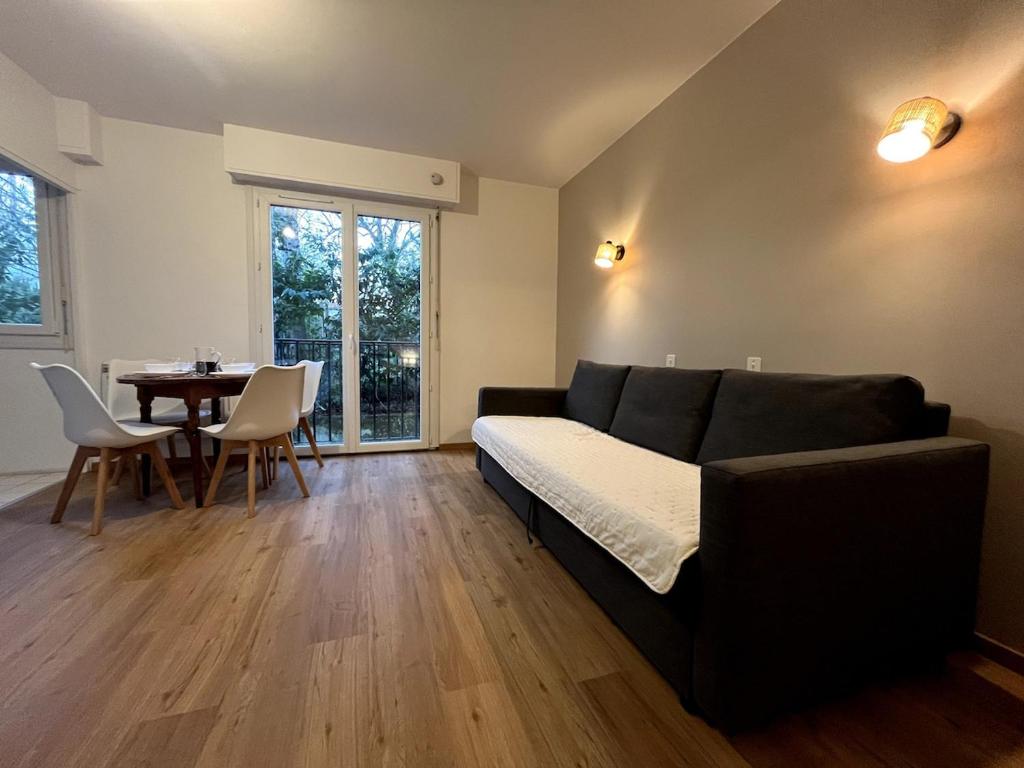 un salon avec un canapé et une table dans l'établissement Bienvenue à l'Oustalet Appt 5, à Cazaubon