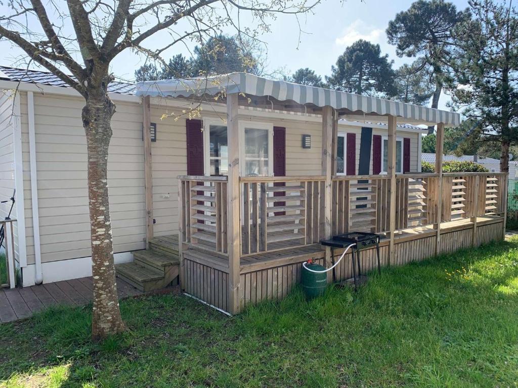 une grande maison en bois avec un toit sur une cour dans l'établissement 731 du bois Dormant Saint Jean de Monts, à Saint-Jean-de-Monts