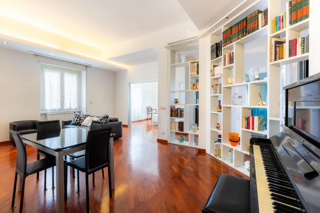 Romano Apartments - " Wood & Harmonies " - Luxury apartment right next to the METRO